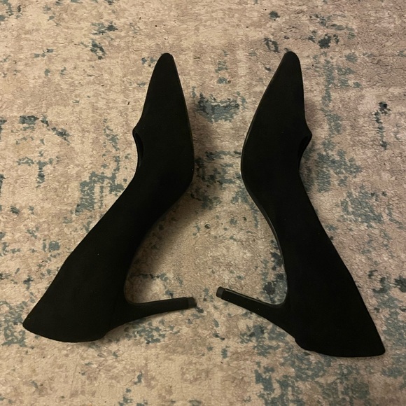 (3/$10) Black Suede Leather Court Heels - CN 41 - Picture 4 of 8